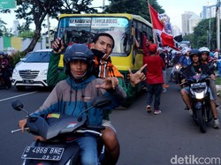Sisanya menggunakan sepeda motor menuju GBK.