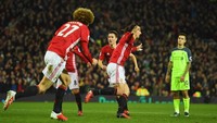 Ini adalah momen ketika Ibrahimovic menjebol gawang Liverpool di Old Trafford. Satu golnya menyelamatkan Setan Merah dari kekalahan dengan skor akhir 1-1. Laga lawan Liverpool sudah selalu jadi laga penuh gengsi untuk MU, bahkan bisa dibilang lebih penting ketimbang derby lawan Manchester City. (Foto: Mike Hewitt/Getty Images)