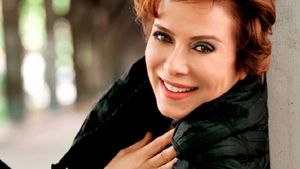 Foto: Zuhal Olcay, Penyanyi Terkenal Turki yang Hina Erdogan