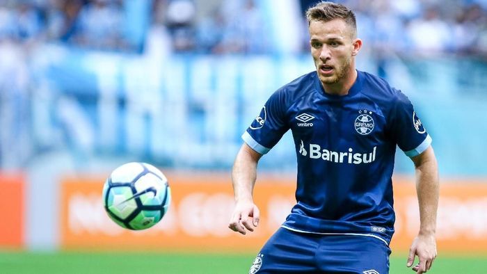 Arthur menjadi pemain baru Barcelona setelah didatangkan dari Gremio (Foto: Lucas Uebel/Getty Images) Arthur menjadi pemain baru Barcelona setelah didatangkan dari Gremio (Foto: Lucas Uebel/Getty Images)
