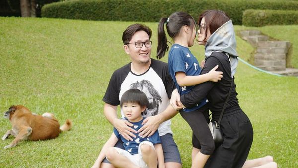 Potret Ceria Keluarga Suci Idol