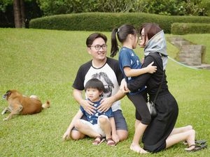 Potret Ceria Keluarga Suci Idol