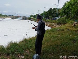 Warga Tetap Asik Mancing Meski Kali BKT Marunda Berbusa