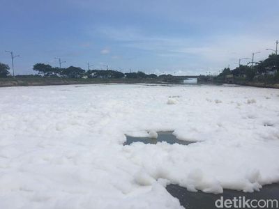 Potret Lautan Busa di Kali BKT Marunda