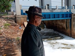 Tisan Mengaku Aman Makan Ikan dari Kali BKT Marunda yang Berbusa