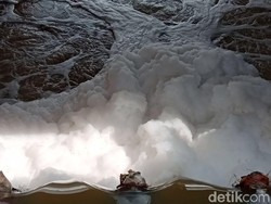 Warga Sebut Busa Kali BKT Marunda Bikin Gatal-gatal