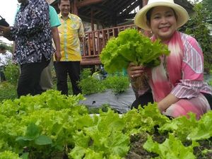 Ini 10 Foto Titiek Soeharto Saat Makan Bersama Keluarga hingga Panen Sayur