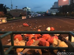 Pendemo Lempar Sampah ke Halaman DPR