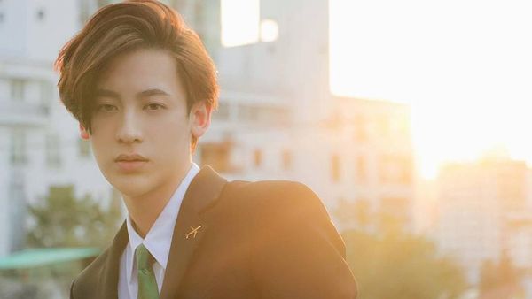 10 Pesona Petugas Bandara Ganteng yang Disebut Mirip Chanyeol EXO