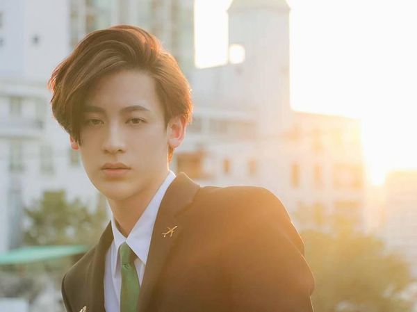 10 Pesona Petugas Bandara Ganteng yang Disebut Mirip Chanyeol EXO