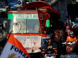 Para Jakmania juga membawa sejumlah atribut.