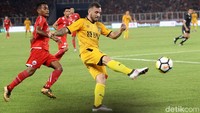 Pemain Bhayangkara FC melakukan serangan.