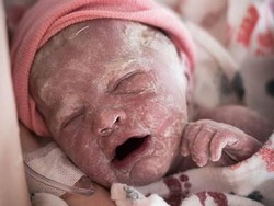 Beda Banget, Kondisi Bayi Baru Lahir Sebelum dan Sesudah Mandi