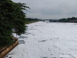 Ini Analisis Dinas LH DKI soal Lautan Busa di BKT Marunda