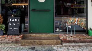 Di Kafe Mungil Ini Bisa Ngumpet Sambil Ngopi Enak dan Ngemil Kue
