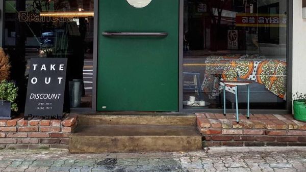 Di Kafe Mungil Ini Bisa Ngumpet Sambil Ngopi Enak dan Ngemil Kue