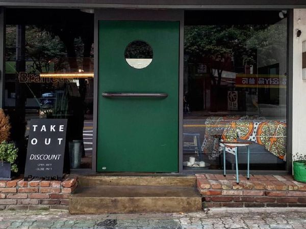 Di Kafe Mungil Ini Bisa Ngumpet Sambil Ngopi Enak dan Ngemil Kue