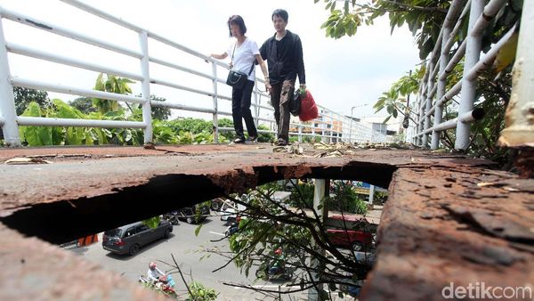 Ngeri! Lubang Menganga di JPO Tambora