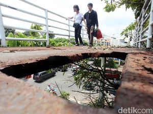 Ngeri! Lubang Menganga di JPO Tambora