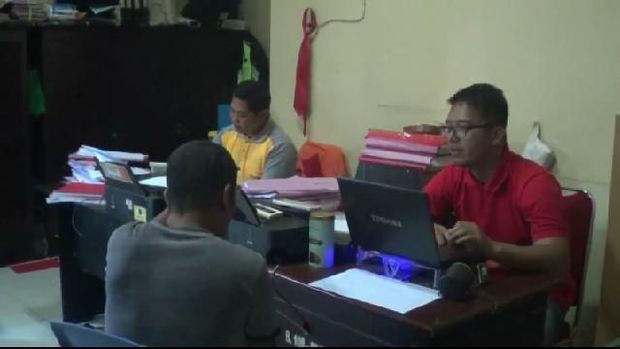 Pelaku perdagangan satwa dilindungi dimintai keterangan di Mapolres Probolinggo. (Foto: M Rofiq)