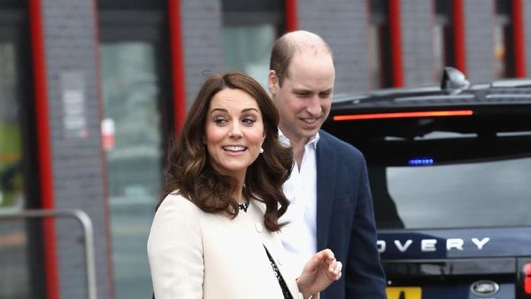 Hamil 8 Bulan, Kate Middleton Tampil Chic Berbalut Skinny Jeans