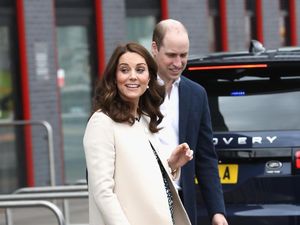 Hamil 8 Bulan, Kate Middleton Tampil Chic Berbalut Skinny Jeans Hamil 8 Bulan, Kate Middleton Tampil Chic Berbalut Skinny Jeans