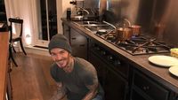 12 Pose Kece David Beckham Saat Makan, Bikin Kaum Wanita Makin Kagum