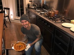 12 Pose Kece David Beckham Saat Makan, Bikin Kaum Wanita Makin Kagum