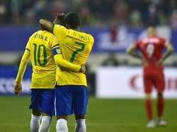 Tite pada Douglas Costa: Neymar Tak Tergantikan