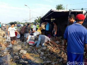 Truk Angkut Kecap dan Telur Terguling di Pantura, Jawa Tengah