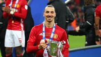 Ibrahimovic turut membawa MU menjuarai Piala Liga Inggris di musim pertamanya. Dia bahkan mencetak dua gol di partai final, mengantarkan Setan Merah menang 3-2 atas Southampton. (Foto: Alex Livesey/Getty Images)