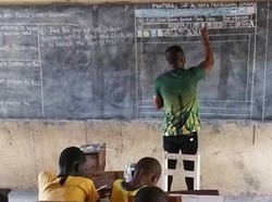 Cerita di Balik Viralnya Guru Sulap Papan Tulis Jadi Komputer