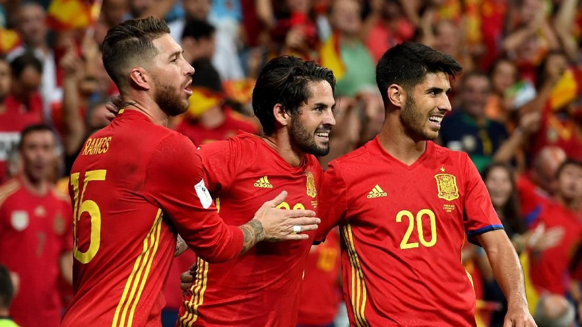 Sergio Ramos, Isco, dan Marco Asensio adalah tiga dari enam pemain Real Madrid di skuat Spanyol. (Foto: Claudio Villa/Getty Images)