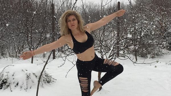 Potret Orang-orang Nekat Olahraga Minim Pakaian di Tengah Salju