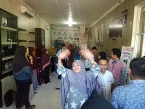 CEO Ditahan, Ratusan Jemaah Umrah Geruduk Abu Tours CEO Ditahan, Ratusan Jemaah Umrah Geruduk Abu Tours