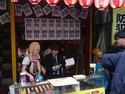 Penjual Takoyaki Cantik Ini Pakai Kostum Cosplay dan Bikin Pelanggan Gagal Fokus