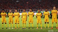 Para pemain Bhayangkara FC menyanyikan lagu Indonesia Raya.