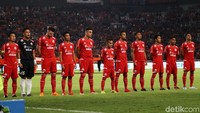 Lagu Indonesia Raya juga dikumandangkan oleh para pemain Persija Jakarta.