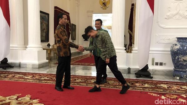 Foto: Bertemu Jokowi di Istana, Kok Celana Egy Maulana Digulung?