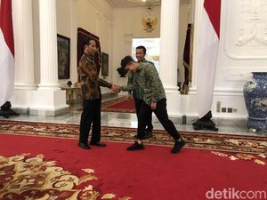 Foto: Bertemu Jokowi di Istana, Kok Celana Egy Maulana Digulung? Foto: Bertemu Jokowi di Istana, Kok Celana Egy Maulana Digulung?