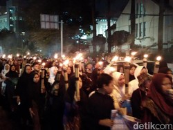 Ribuan Warga Ikut Pawai Obor Bandung Lautan Api