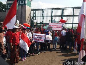 Massa Demo di DPR, Minta UU MD3 Dicabut Massa Demo di DPR, Minta UU MD3 Dicabut