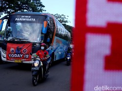 Beberapa Jakmania menggunakan bus menuju GBK.