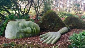 Foto: Patung Wanita Raksasa Tidur yang Tak Biasa