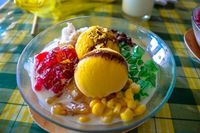 Halo-halo yang dipadu dengan es krim plus isian komplet.