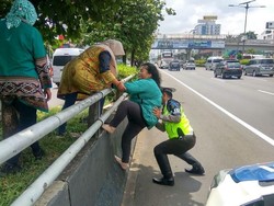 Viral Polisi Bantu Emak-emak Panjat Pembatas Jalan Tol
