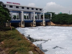 Lautan Busa di BKT Marunda, Sandi: Harus Diberi Sanksi dan Denda
