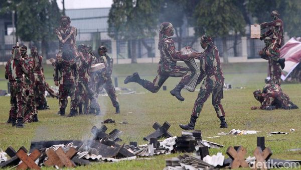 Berbagai Atraksi Meriahkan Sertijab Danjen Kopassus