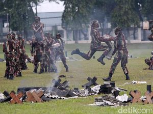 Berbagai Atraksi Meriahkan Sertijab Danjen Kopassus Berbagai Atraksi Meriahkan Sertijab Danjen Kopassus