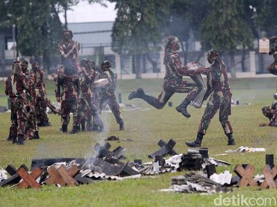 Berbagai Atraksi Meriahkan Sertijab Danjen Kopassus